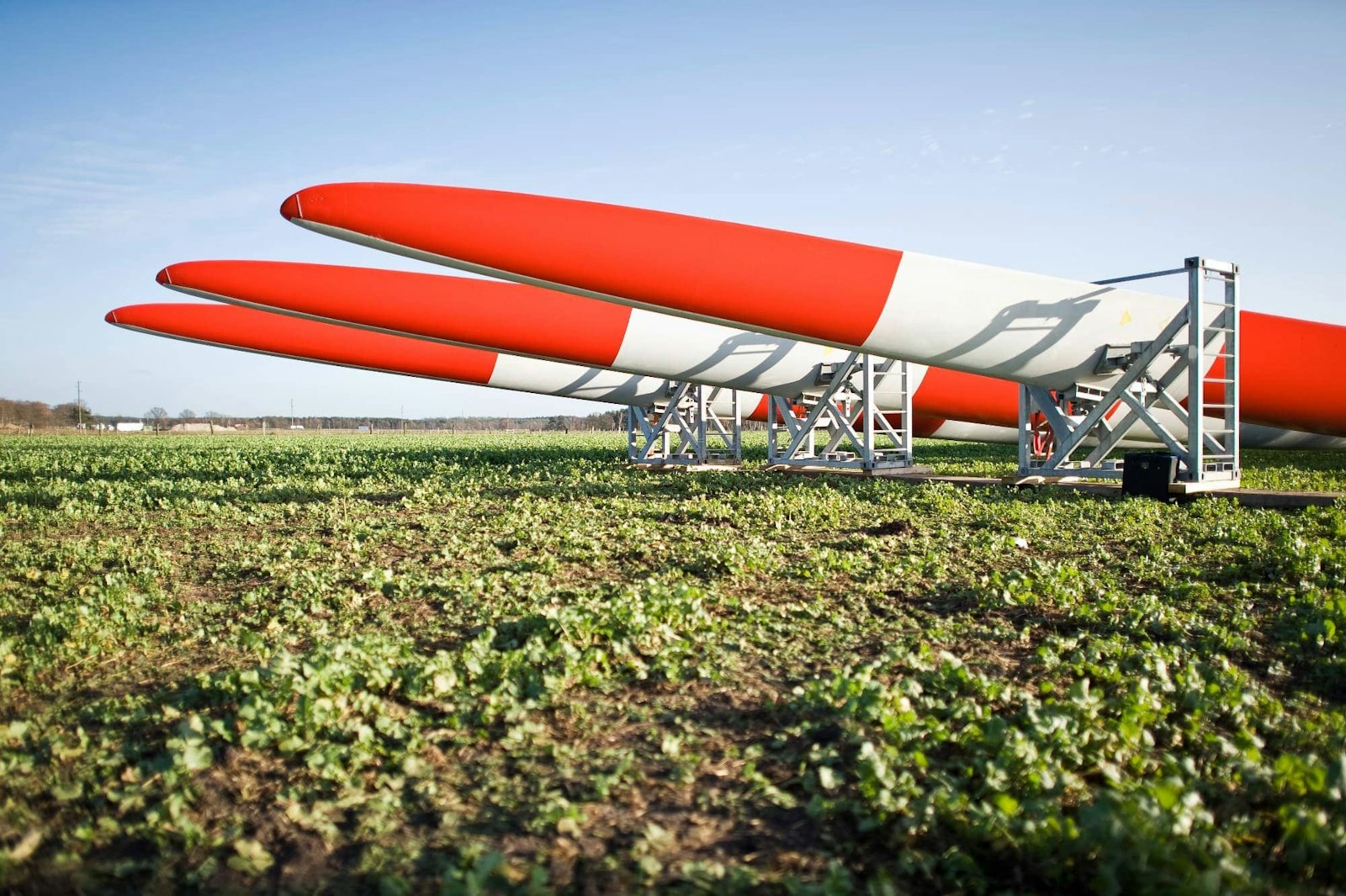 Windpark Groß Eilstorf in Walsrode Rotorblätter liegen im Windpark Groß Eilstorf bereit