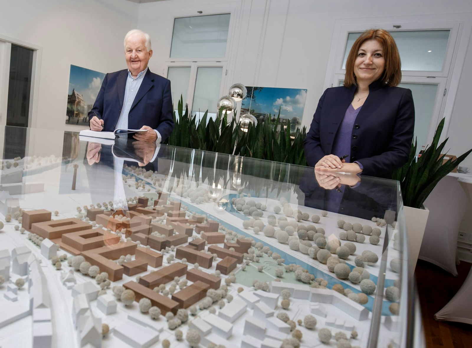 2020-12-10-vertragsunterzeichnung-wasserstadt-limmer Günter Papenburg und enercity-CEO Dr. Susanna Zapreva unterzeichneten am 10. Dezember 2020 den Wärmelieferungs- und Kooperationsvertrag zur Wasserstadt Limmer