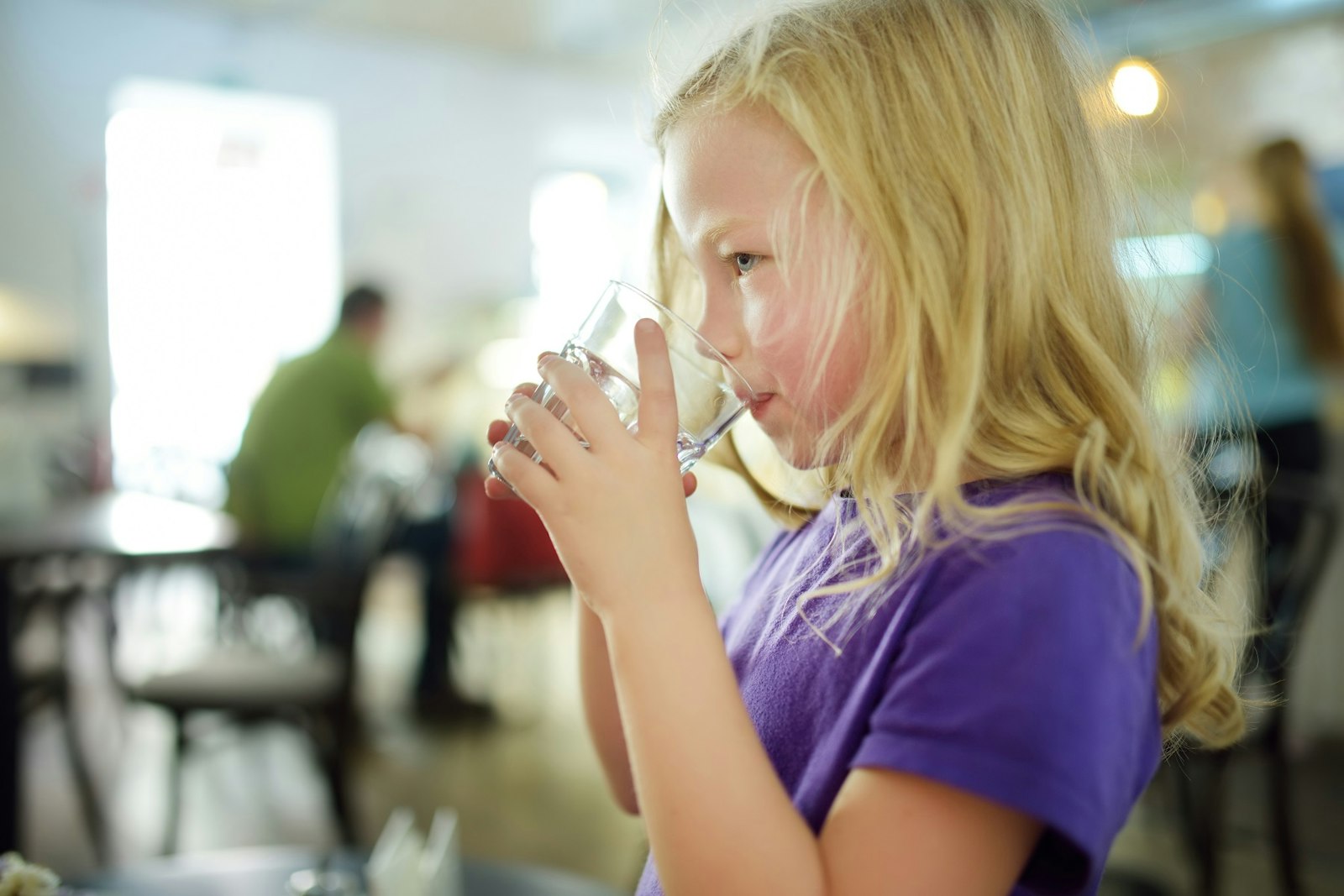 Mädchen mit Wasserglas Mädchen mit Wasserglas
