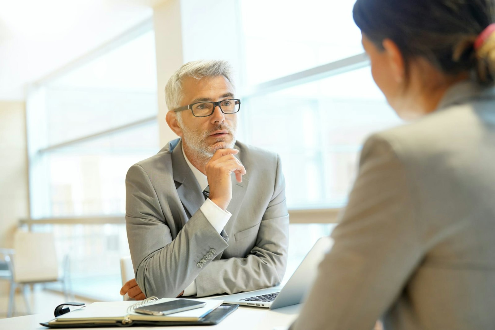 Business_Foerderung Business Mann und Frau im Dialog am Tisch