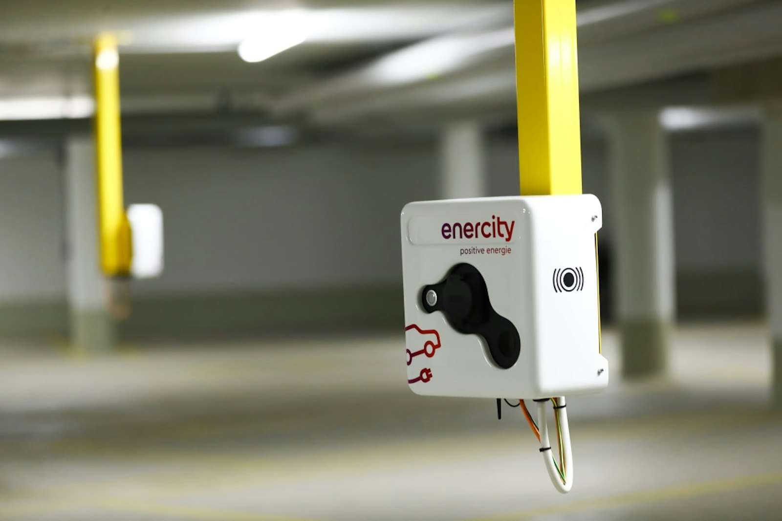 Laden im Mehrfamilienhaus Zwei Ladeboxen in einer Garage eines Mehrfamilienhauses
