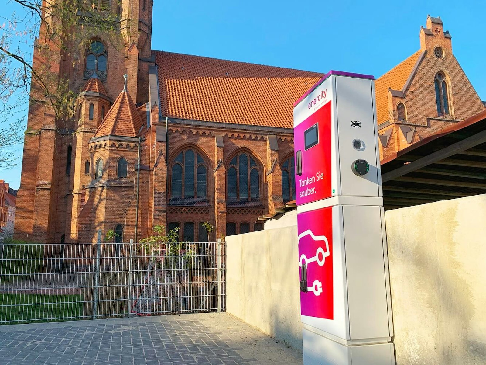 Ladesaeule-Linden enercity Ladesäule steht vor einer Kirche