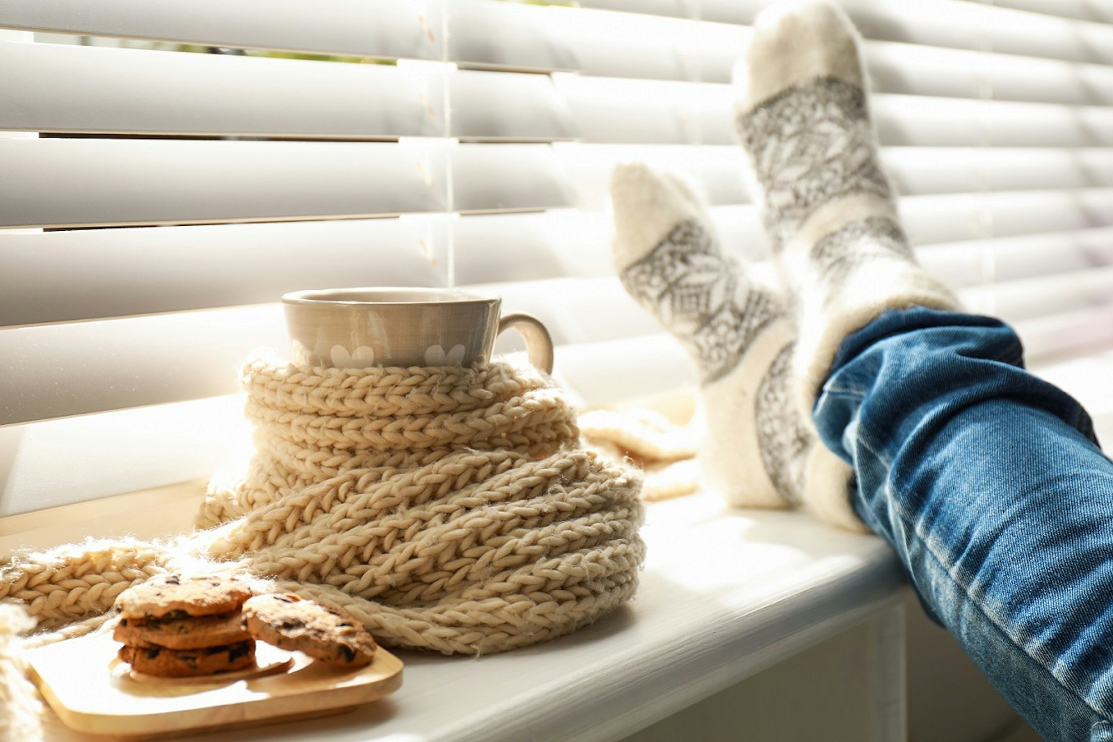 Heizung_Socken_Warm Socken auf Fensterbank
