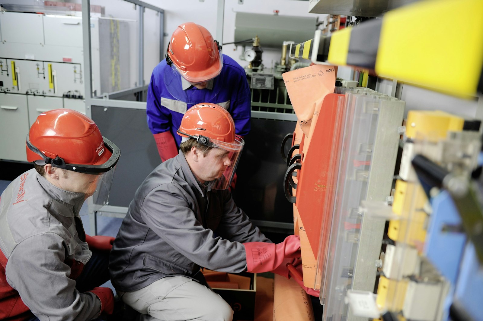 arbeiten unter spannung schulung -verantwortliche elektrofachkraft - arbeiten an elektrischen anlagen Schulung Arbeiten unter Spannung - Praxisparkur im enercity Schulungscenter - An- und Abklemmen von Betriebsmitteln