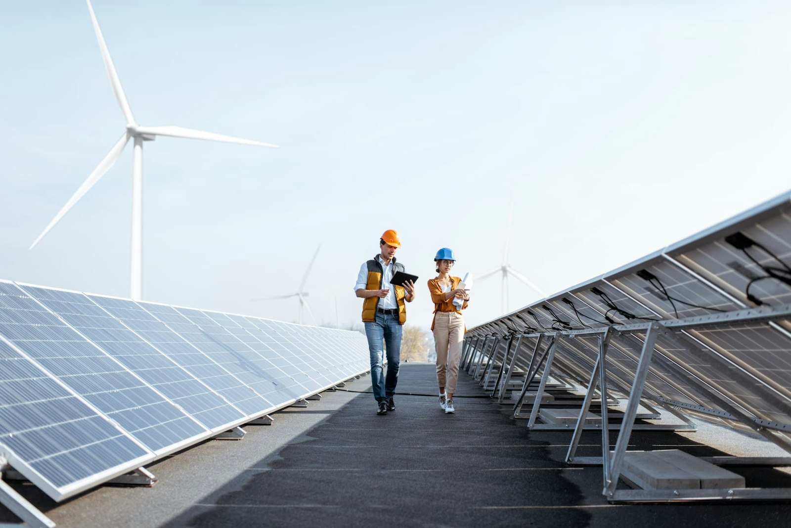 pv-anlagen-solar-business Mitarbeiter besichtigen PV-Anlage
