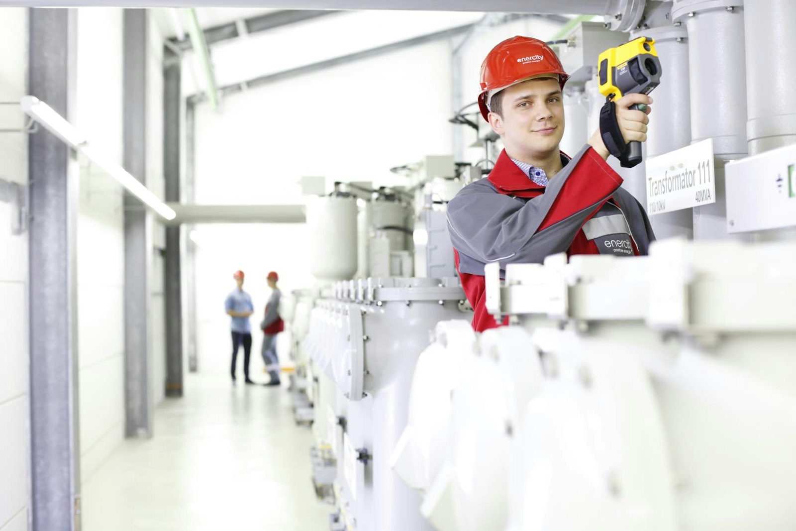 elektroniker-fuer-betriebstechnik Ein Elektroniker für Betriebstechnik arbeitet in einem enercity Kraftwerk