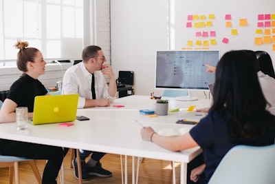 team-meeting-impression-room.jpg Team arbeitet agil im Office