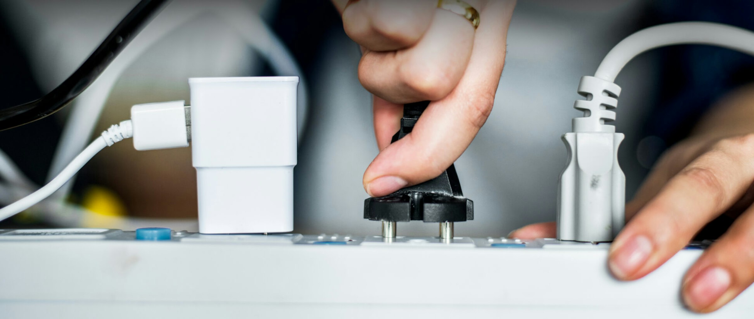 Steckerleiste Verschiedene Stecker sind in einer Steckerleiste eingesteckt.