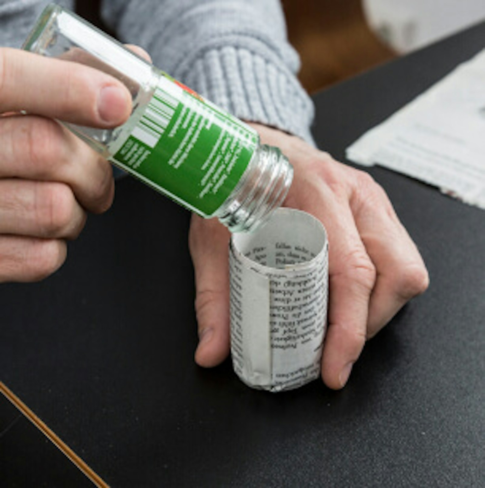 anzuchttoepfe-aus-zeitungspapier-gefaess-herausziehen.jpg Glasgefäß herausziehen. Dieses Bild zeigt den vierten Schritt einer Bastelanleitung. Hier wird das Glasgefäß aus dem Papier herausgezogen.