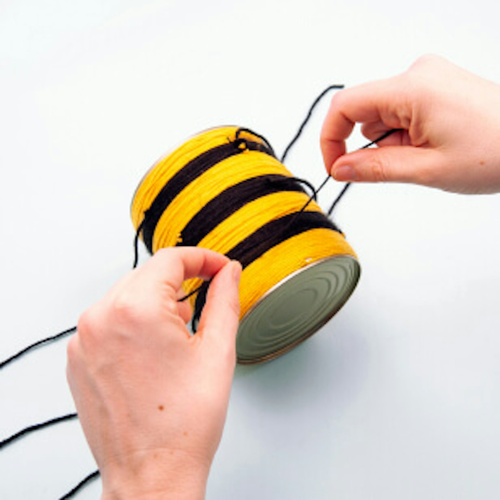 insektenhotel-basteln-faeden-knoten.jpg DIY Insektenhotel basteln - Schritt 3: Fäden knoten