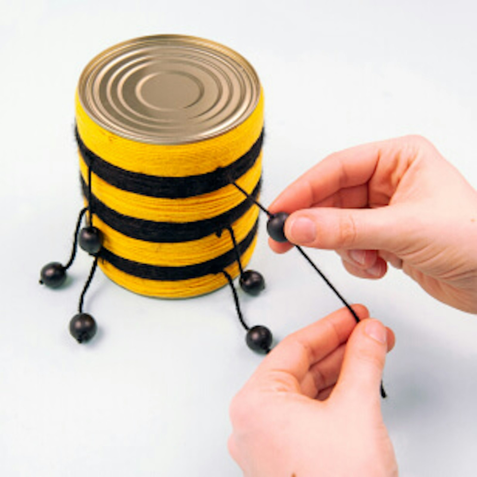 insektenhotel-basteln-blechdose-perlen.jpg DIY Insektenhotel basteln - Schritt 4: Blechdose mit Perlen versehen