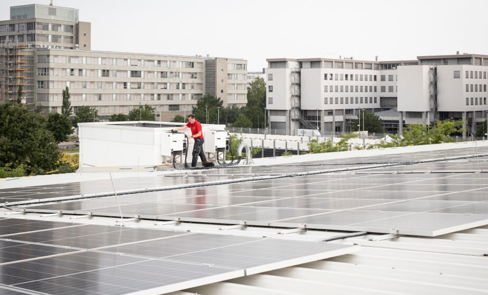 arbeit-concordia-parkhaus-case-b2b-solar.jpg Das Bild zeigt enercity-Projektleiter Carsten Reineke auf dem Dach des Concordia-Parkhauses.