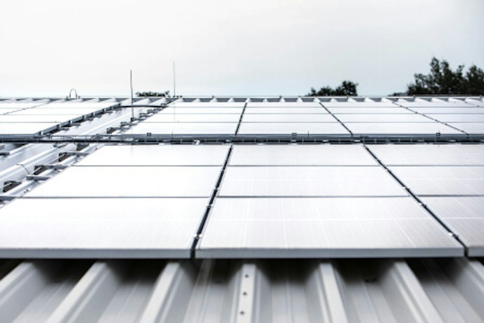 photovoltaik-parkhausdach-concordia-hannover.jpg Das Bild zeigt eine Photovoltaikanlage von enercity auf dem Dach des Mitarbeiter-Parkhauses der Concordia-Versicherung in Hannover.