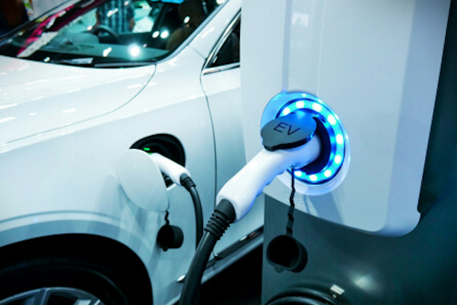 ladesaeule-e-auto-laden-am-arbeitsplatz.jpg Das Bild zeigt eine Ladesäule auf einem Betriebsgelände zum Laden von E-Autos der Mitarbeiter.