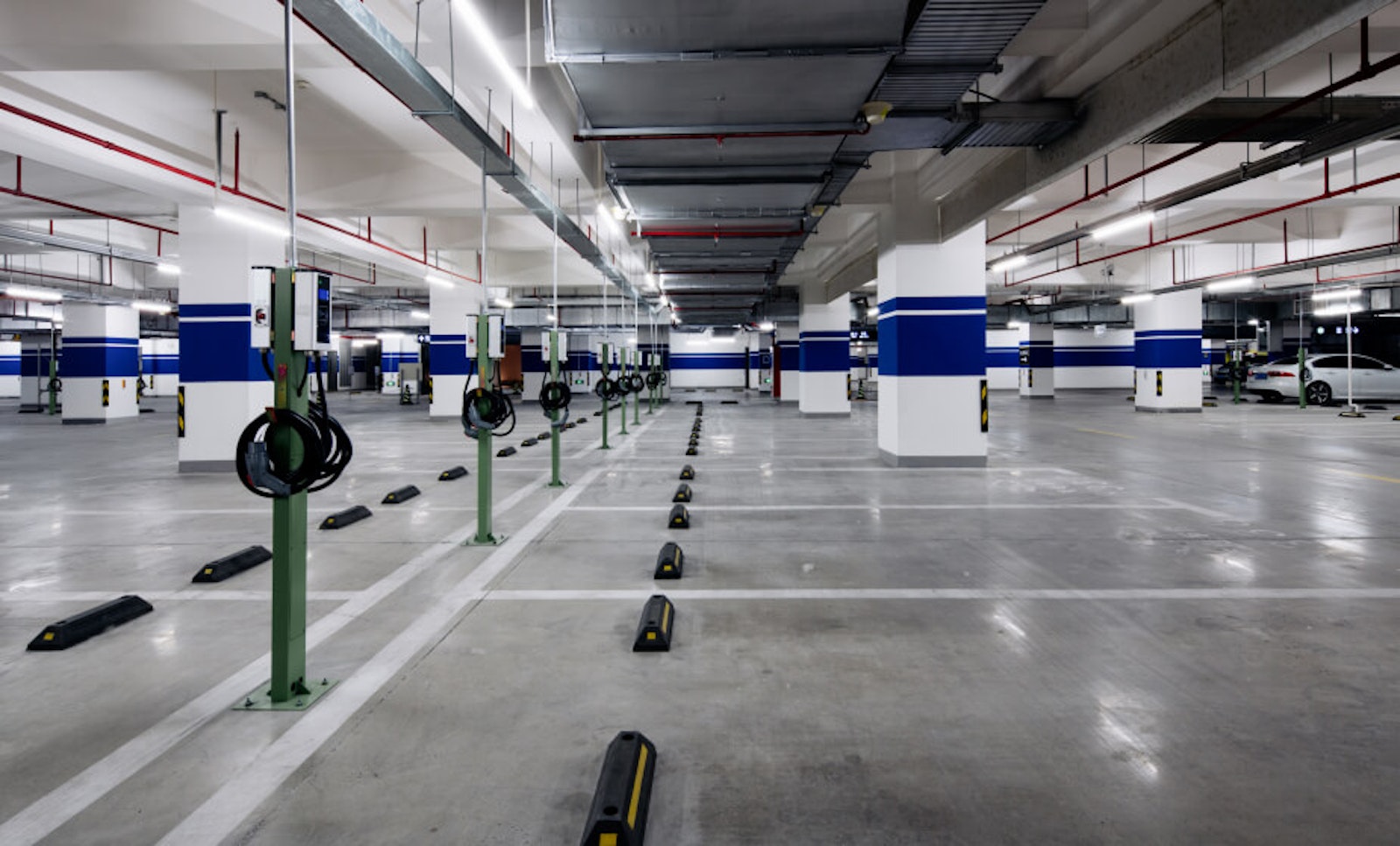 parkhaus-e-auto-laden-am-arbeitsplatz.jpg In speziellen Parkhäusern oder Tiefgeragen des Arbeitgebers können Mitarbeiter parken und ihr E-Auto während der Arbeitszeit laden. Das Bild zeigt ein Parkhaus für Elektrofahrzeuge.