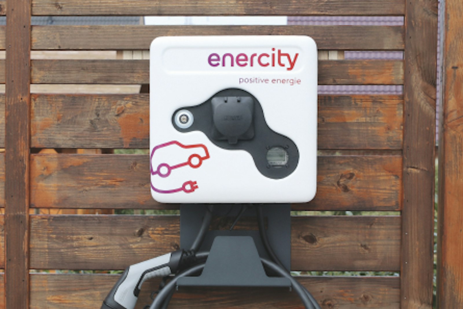 elektromobilitaet-enercity-wallbox.jpg Wallbox. Dieses Bild zeigt eine enercity-Wallbox mit Ladekabel.