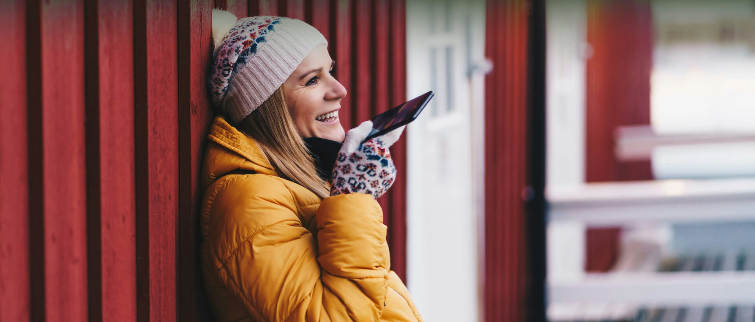 Frau im Winter mit Smartphone Frau im Winter mit Smartphone