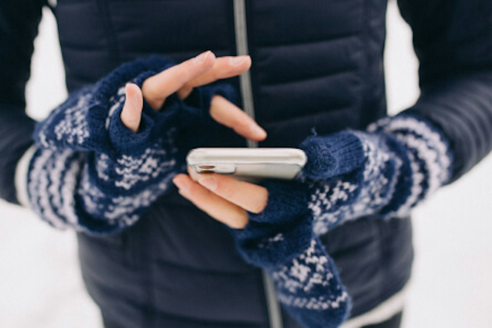 schnee-elektrogeraete-vor-kaelte-schuetzen Smartphone im Winter