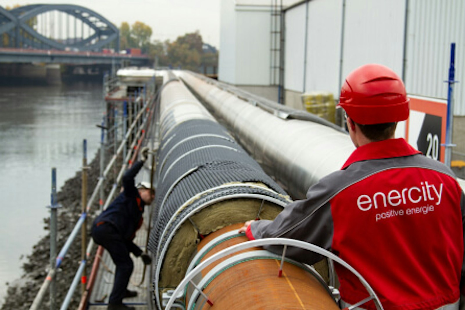 10-fakten-ueber-fernwaerme-rohrsystem-check Das Bild zeigt einen enercity Mitarbeiter, der das gedämmte Rohrsystem für Fernwärme begutachtet.