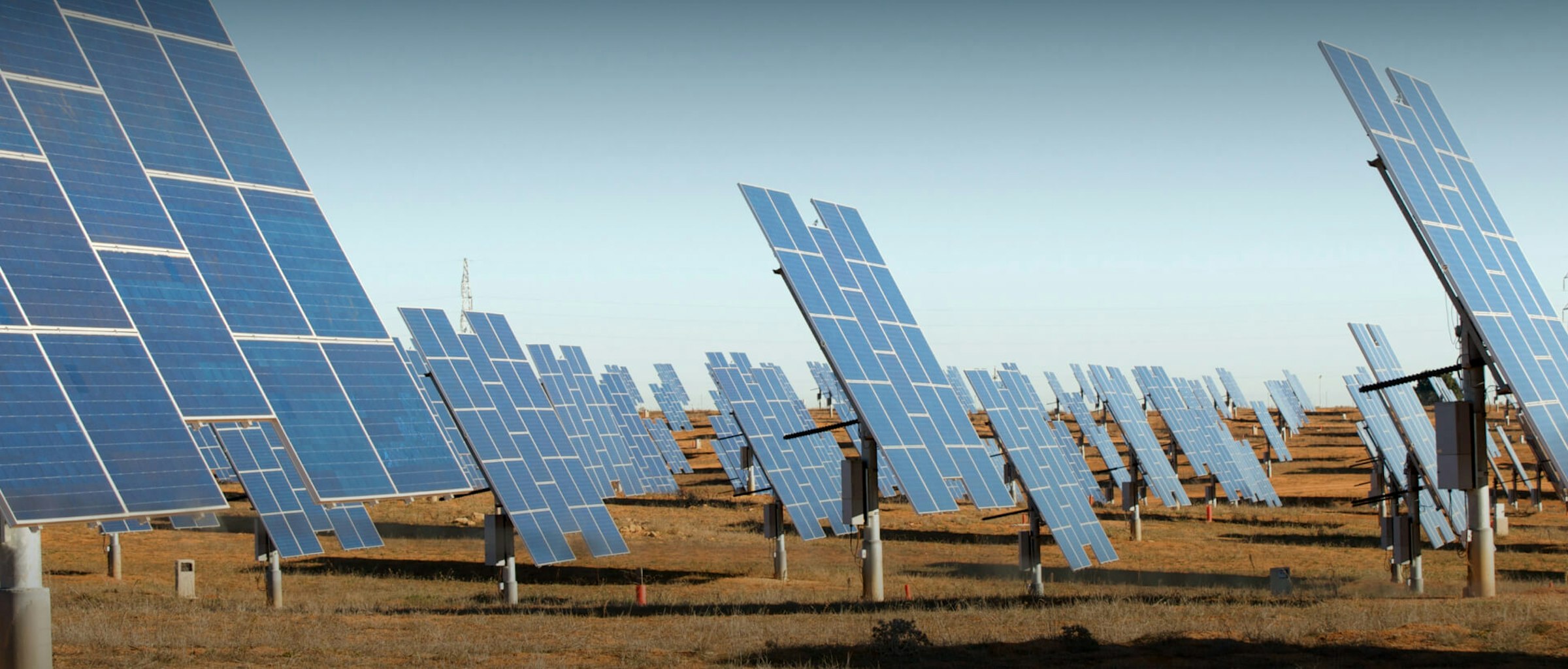 10 Fakten über Solarenergie Zehn interessante Fakten über Solarenergie. Das Bild zeigt eine große Solaranlage unter freiem Himmel.
