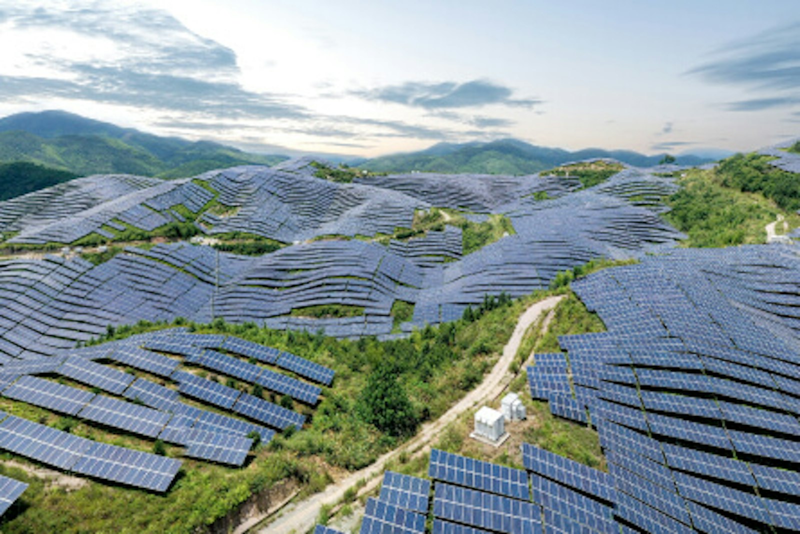 10-fakten-solarenergie-solarpark.jpg Solarenergie-Fakten: Der weltgrößte Solarpark mit Modulen zur Nutzung der Sonnenenergie steht im indischen Bundesstaat Rajasthan. Das Bild zeigt den Bhadla Solar Park in Indien.