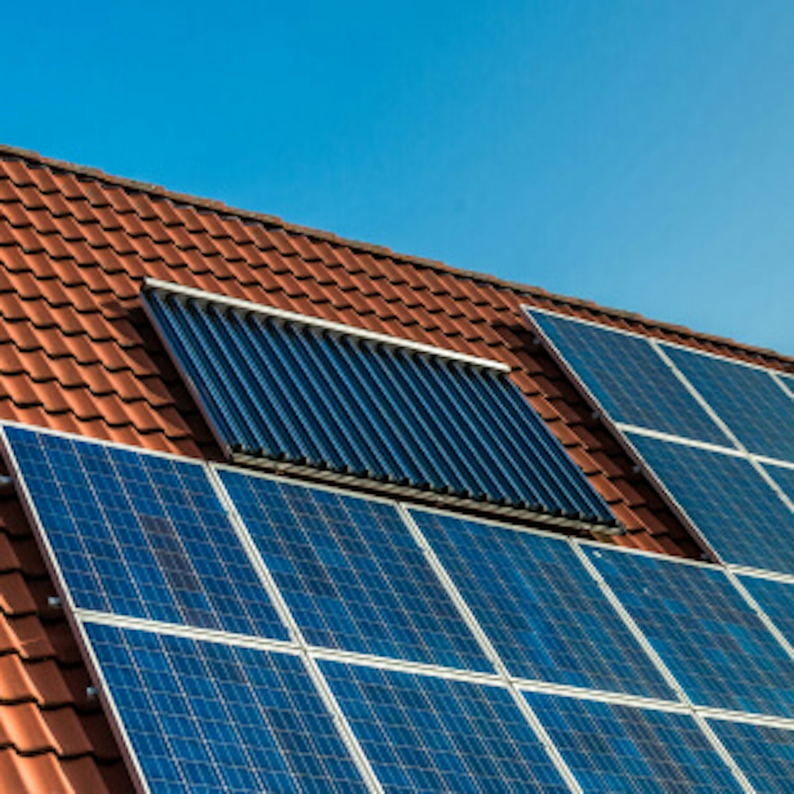 oelheizungen-nachhaltige-heizungsanlagen.jpg Ölheizungen erzeugen hohe CO₂-Emissionen und werden in Zukunft durch andere Heizsysteme ersetzt. Das Bild zeigt eine Solaranlage auf einem Dach.