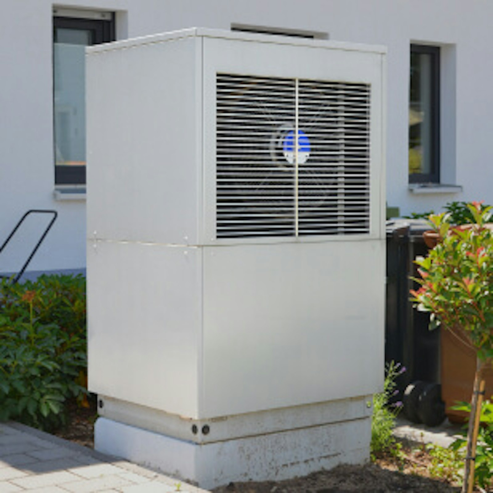 waermepumpe-nachhaltige-heizungsanlagen.jpg Die Wärmepumpe ist eine der umweltschonendsten derzeit verfügbaren Heizsysteme. Das Bild zeigt eine solche Wärmepumpe.