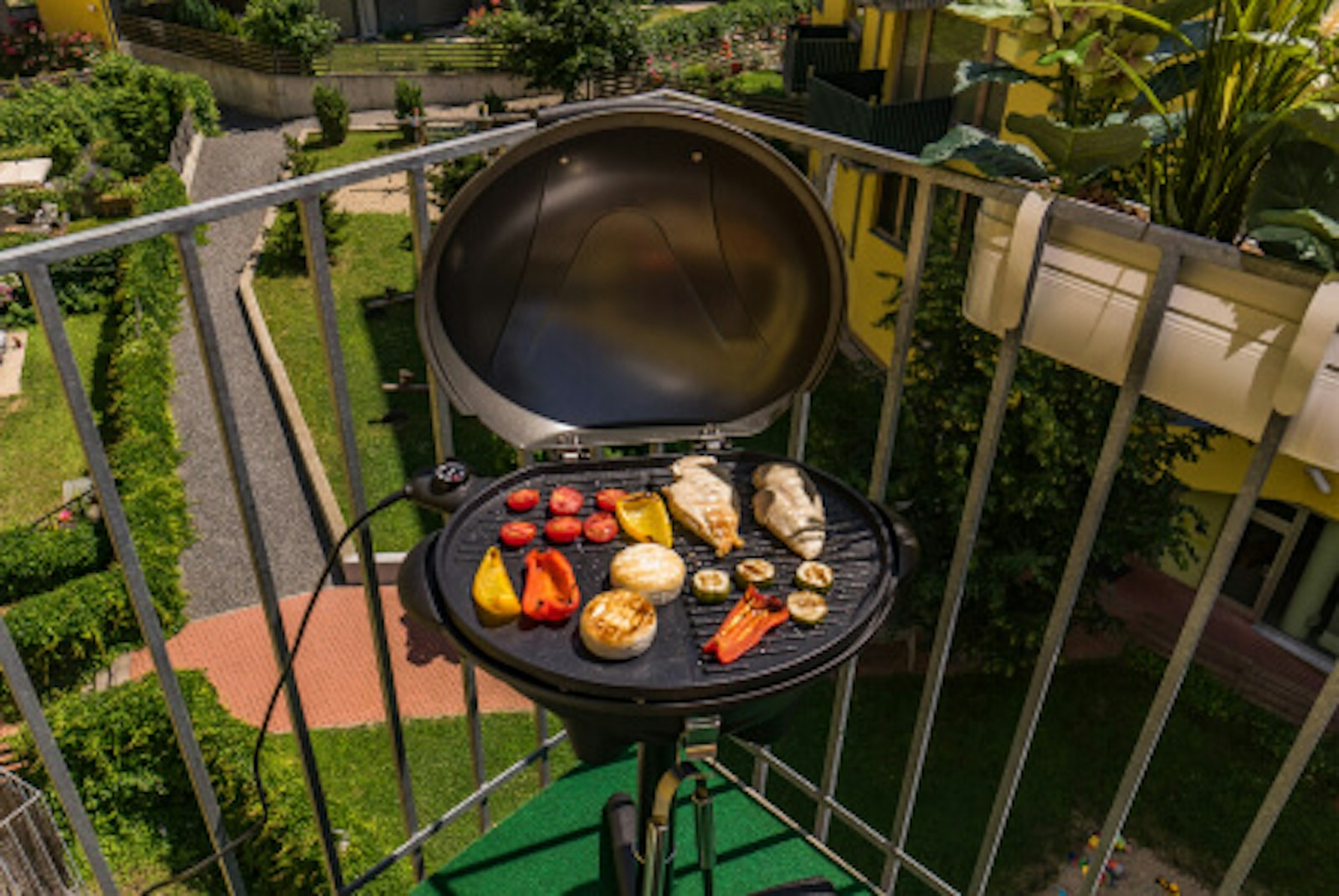 elektrogrill-grillen-und-die-umwelt-schonen.jpg Das Bild zeigt einen Elektrogrill mit Fleisch. Gas- oder Elektrogrills sind umweltfreundlicher als Holzkohlegrills.