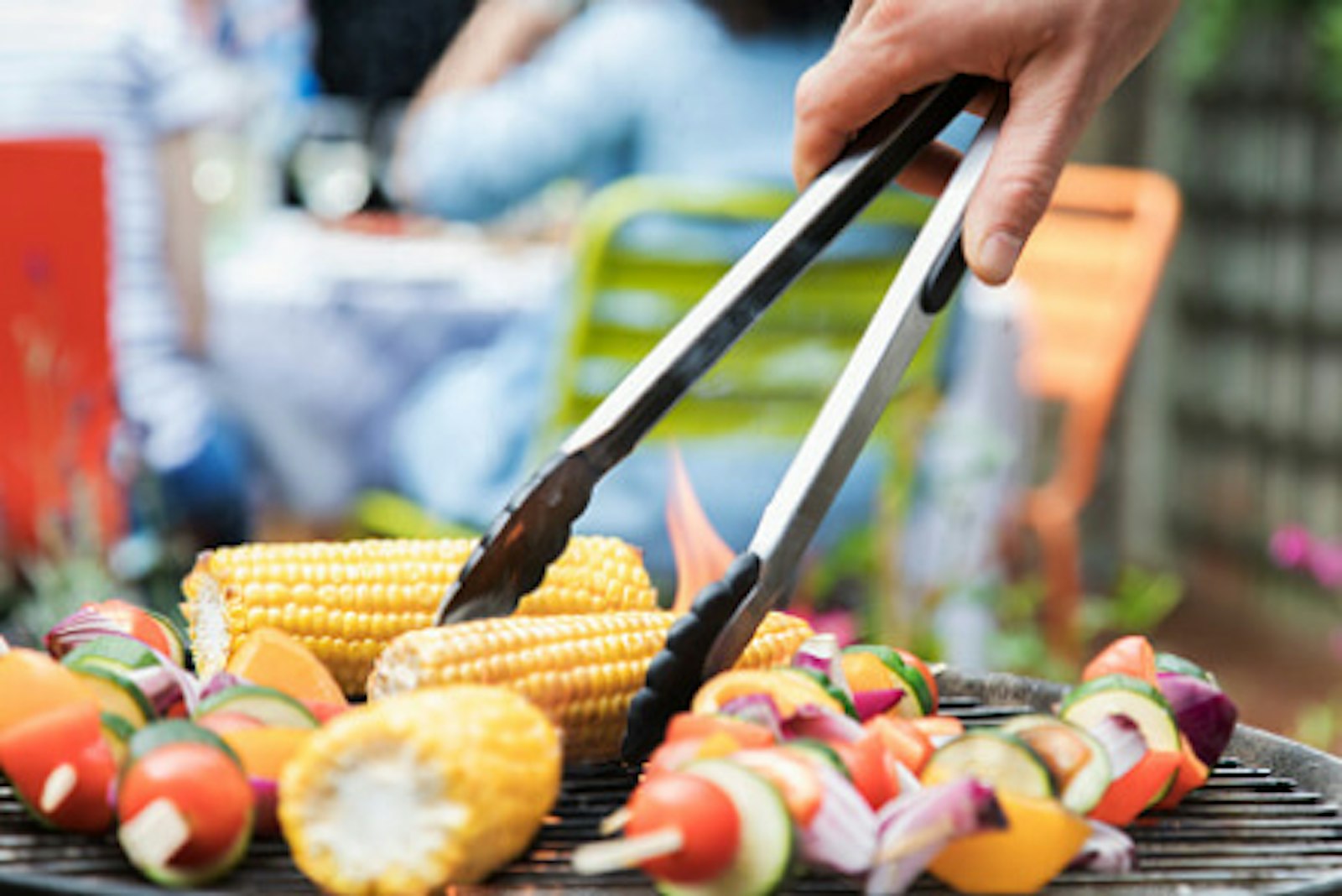 gemuese-grillen-und-die-umwelt-schonen.jpg Das Bild zeigt Gemüse, das auf dem Grill liegt. Gemüse zu grillen ist umweltfreundlicher als Fleisch zu grillen.