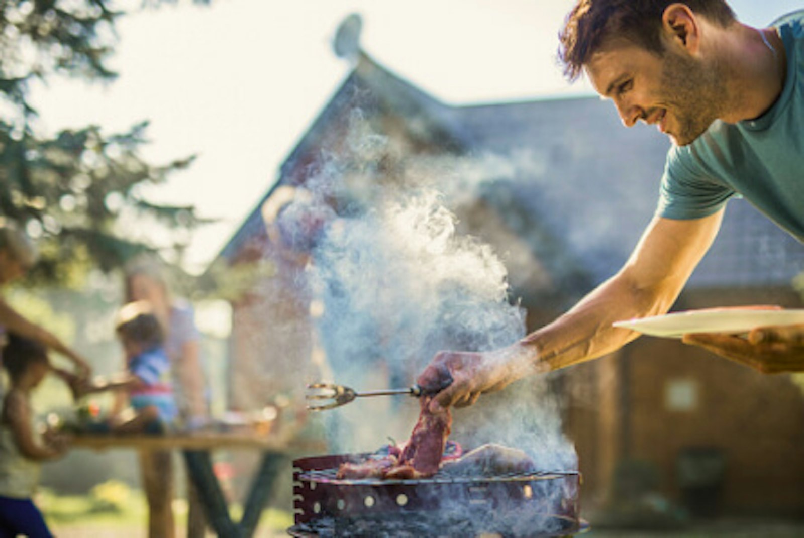 holzkohle-grillen-und-die-umwelt-schonen.jpg Das Bild zeigt einen Holzkohlegrill. Solche Grills verursachen klimaschädliches CO₂ sowie zahlreiche andere Schadstoffe.