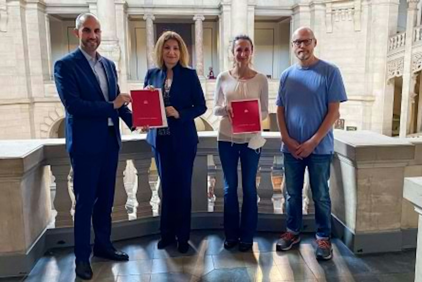 gruppenfoto-unterzeichnung-kohlekompromiss Belit Onay, Dr. Susanna Zapreva, Johanna Gefäller und Stephan Barlag präsentieren die Vereinbarung zum Kohlekompromiss in Hannover.