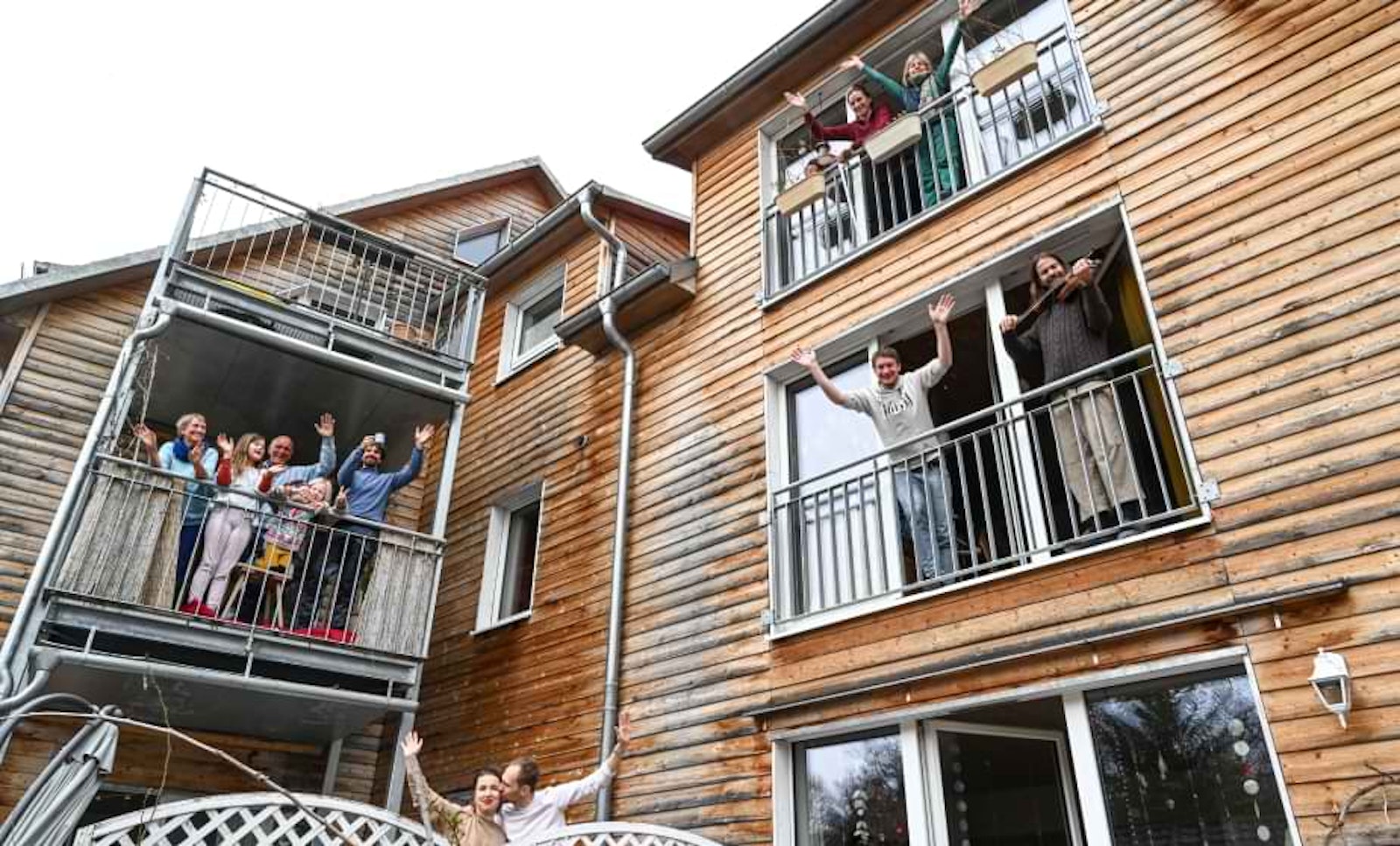 mehrgenerationenhaus.jpg Wohnkonzepte der Zukunft: Das Bild zeigt Bewohner in einem modernen Mehrfamilienhaus.