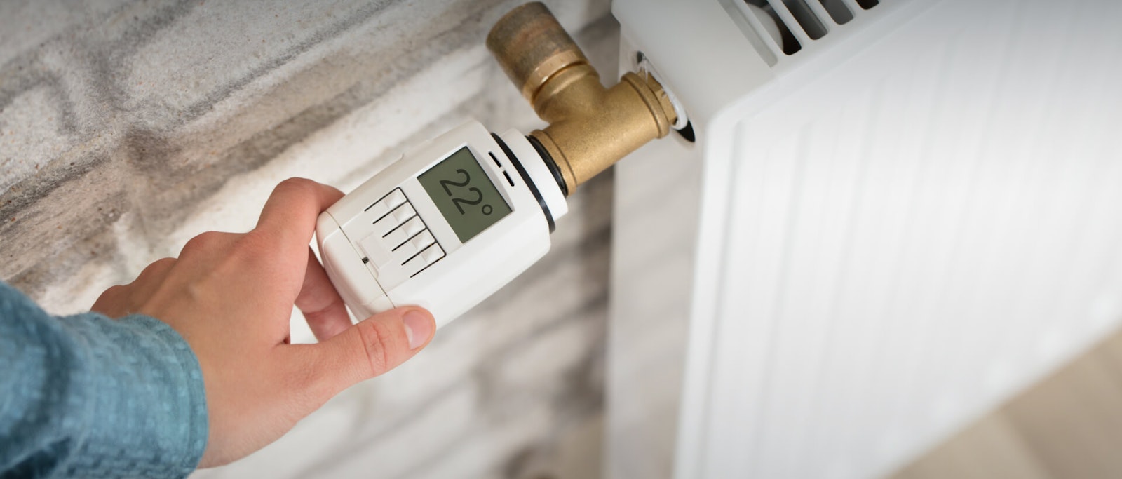 digitales-thermostat.jpg Dieses Bild zeigt ein digitales Thermostat an einem Heizkörper, auf dem die Gradzahl digital angezeigt wird.