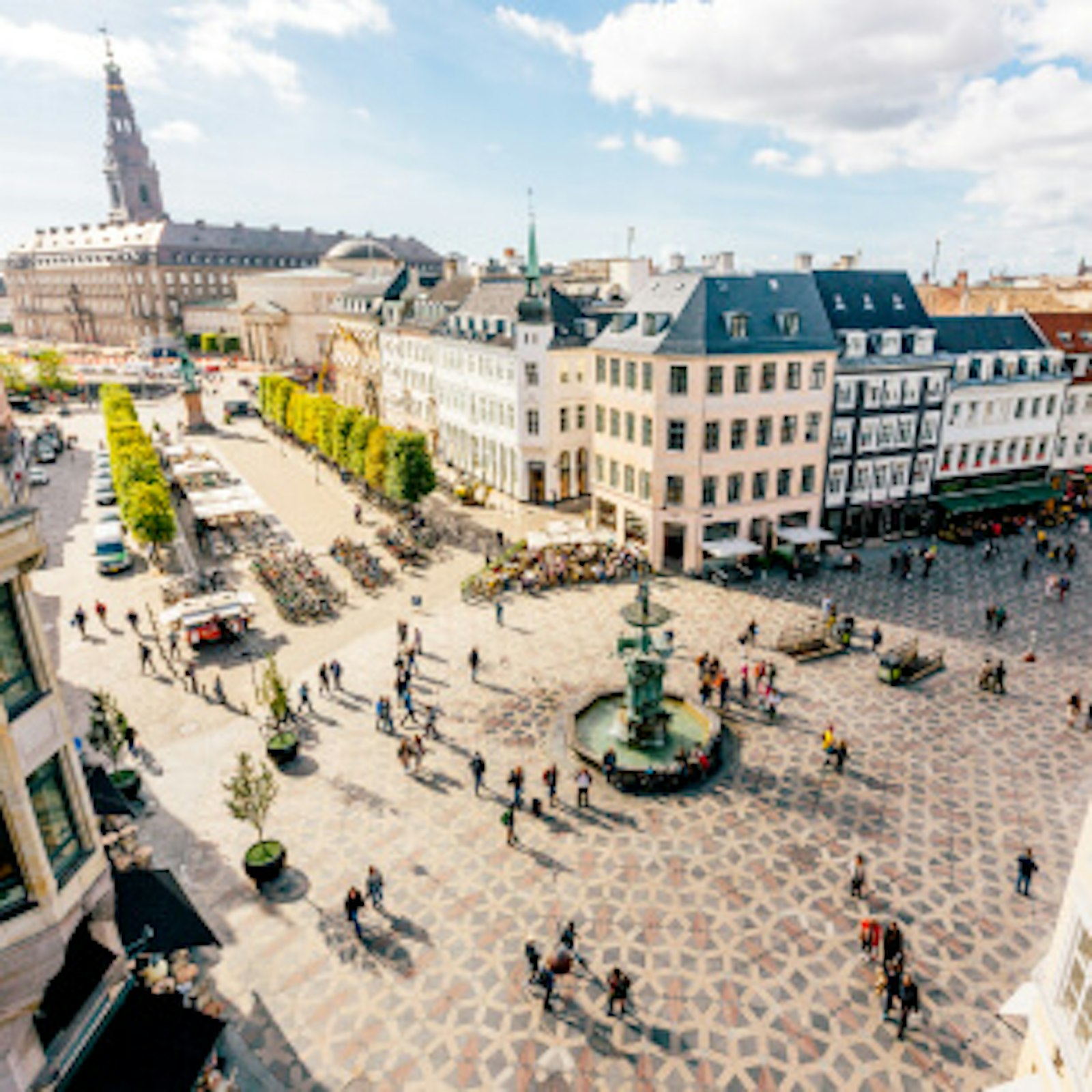 smart-city-ansaetze-kopenhagen-daenemark.jpg Kopenhagen. Dieses Bild zeigt einen Ausschnitt der Stadt Kopenhagen in Dänemark. Zu sehen ist ein Marktplatz mit Brunnen.