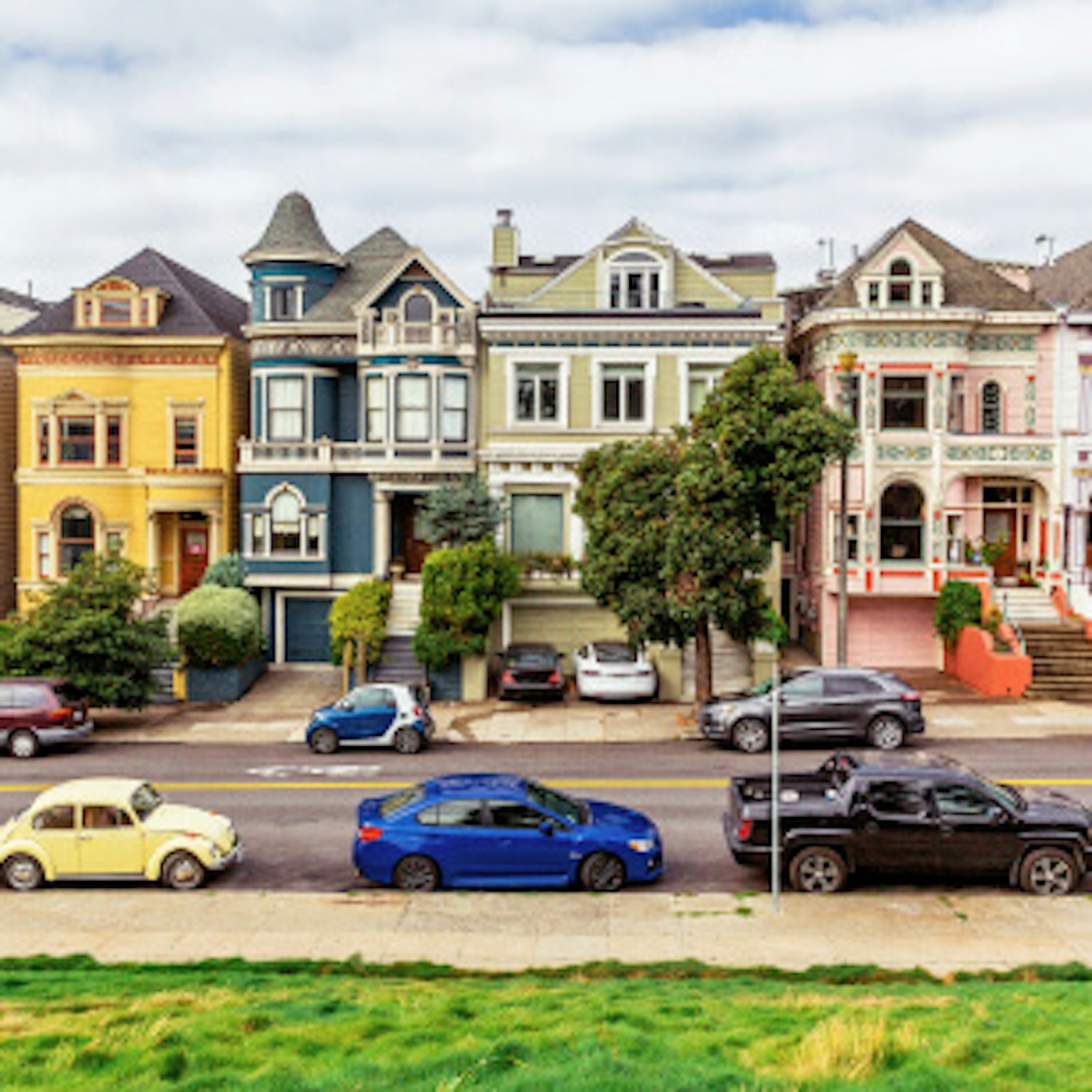 smart-city-ansaetze-san-francisco-amerika.jpg San Francisco. Dieses Bild zeigt eine Straße mit mehreren Häuser in San Francisco in Amerika.