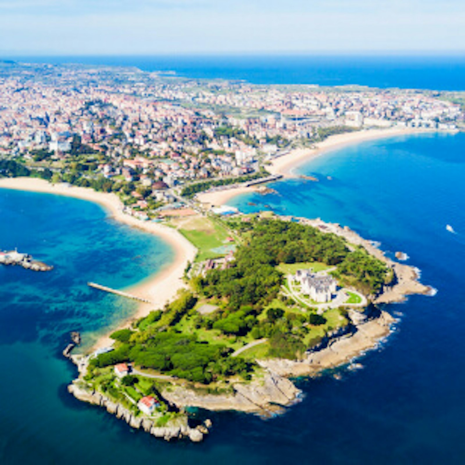 smart-city-ansaetze-santander-spanien.jpg Santander. Dieses Bild zeigt einen Ausschnitt von Santander in Spanien, aus der Vogelperspektive. Zu sehen ist das Meer, sowie eine Küstenstadt mit viel Natur.