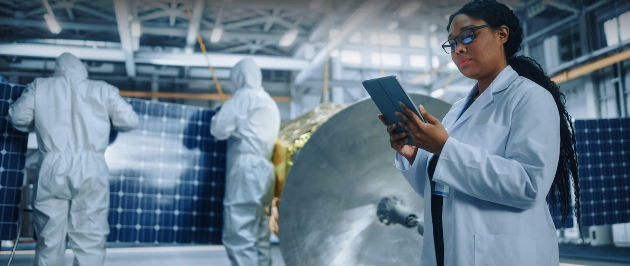 Satellit mit Solartechnologie Wissenschaftler arbeiten an einem Satelliten mit Solartechnologie.