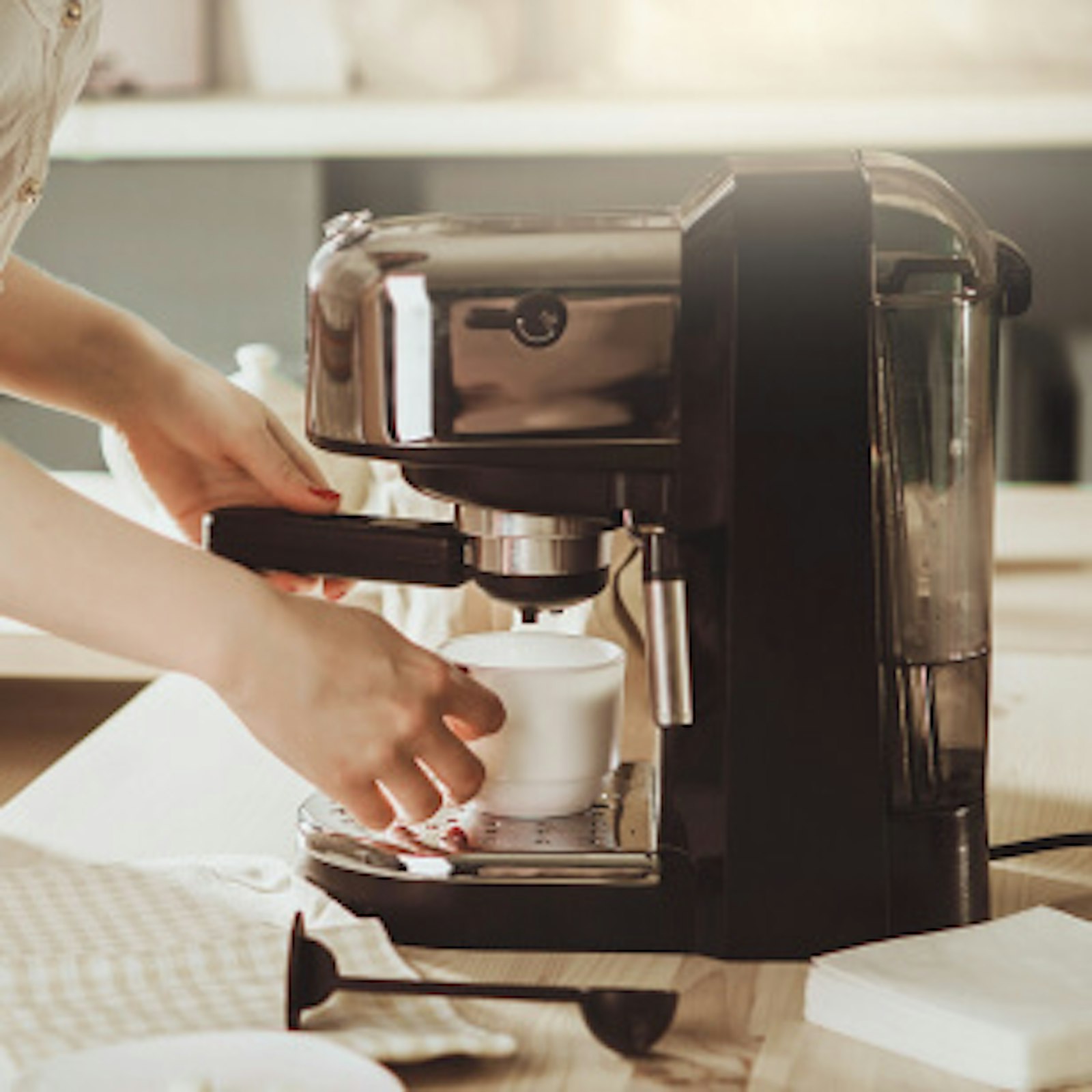 stromverbrauch-standby-haushalt-kueche-geraete.jpg Küchen- und Haushaltsgeräte verbrauchen einiges an Energie im Standby-Betrieb. Das Bild zeigt eine Espresso-Maschine.