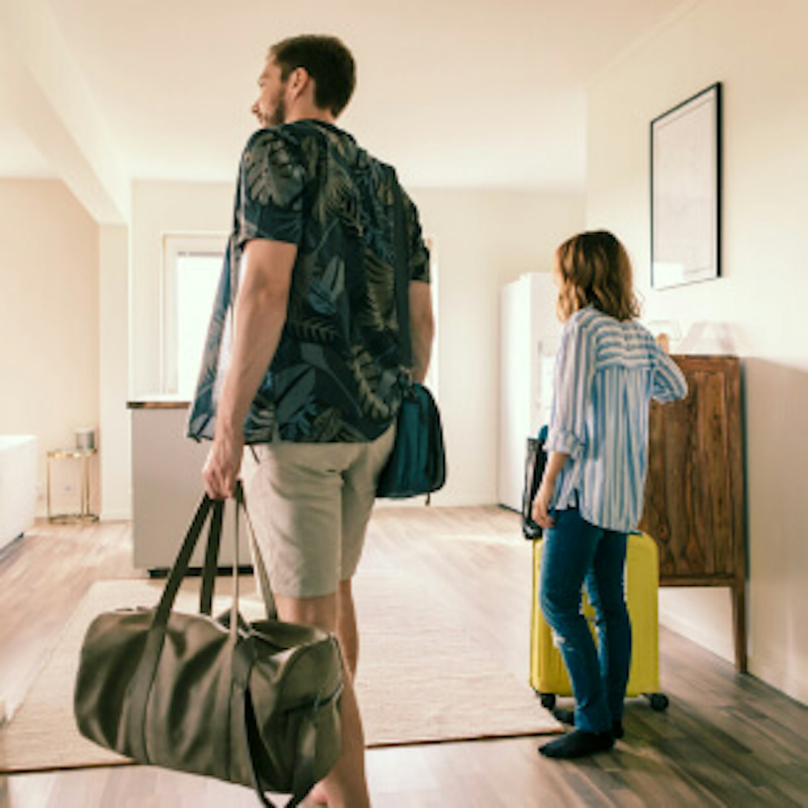 nachhaltige-unterkunft-nachhaltig-urlaub-machen Zwei Menschen Urlaubsunterkunft