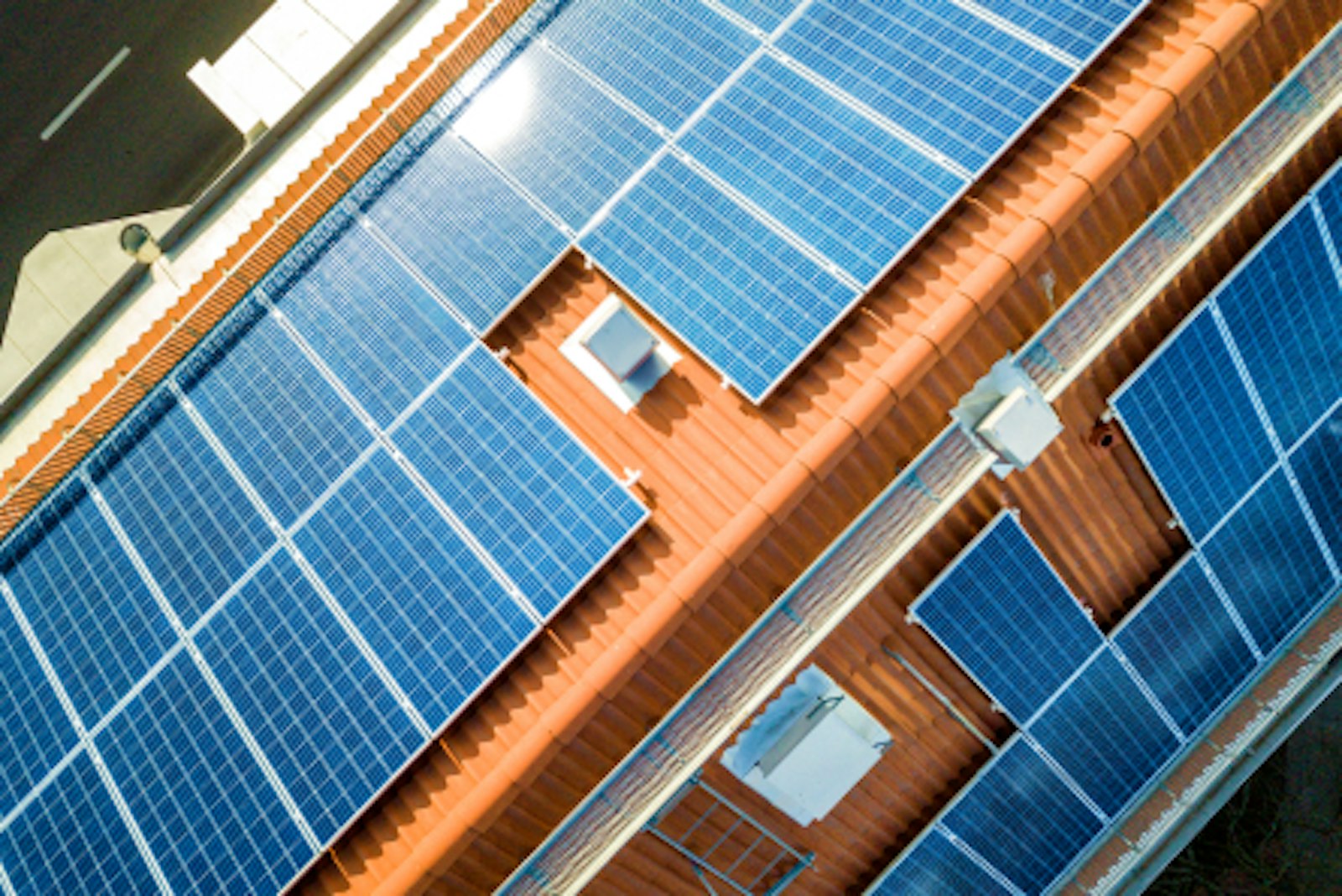 solaren ergie-photovoltaikanlage.jpg Photovoltaikanlage. Dieses Bild zeigt eine Solaranlage auf dem Dach eines Hauses aus der Vogelperspektive.