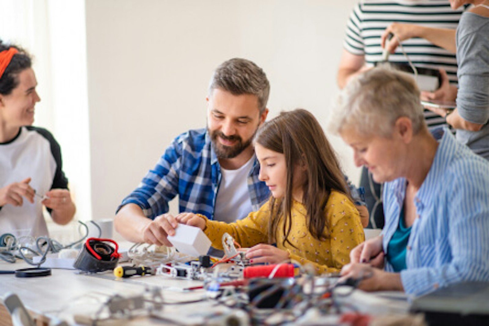rapair-cafes-minimalistisch-leben.jpg Wer nachhaltig und minimalistisch leben möchte, der sollte nicht einfach kaputte Gegenstände wegwerfen. Das Bild zeigt ein Repair Café, in dem man lernt, kaputte Gegenstände zu reparieren.