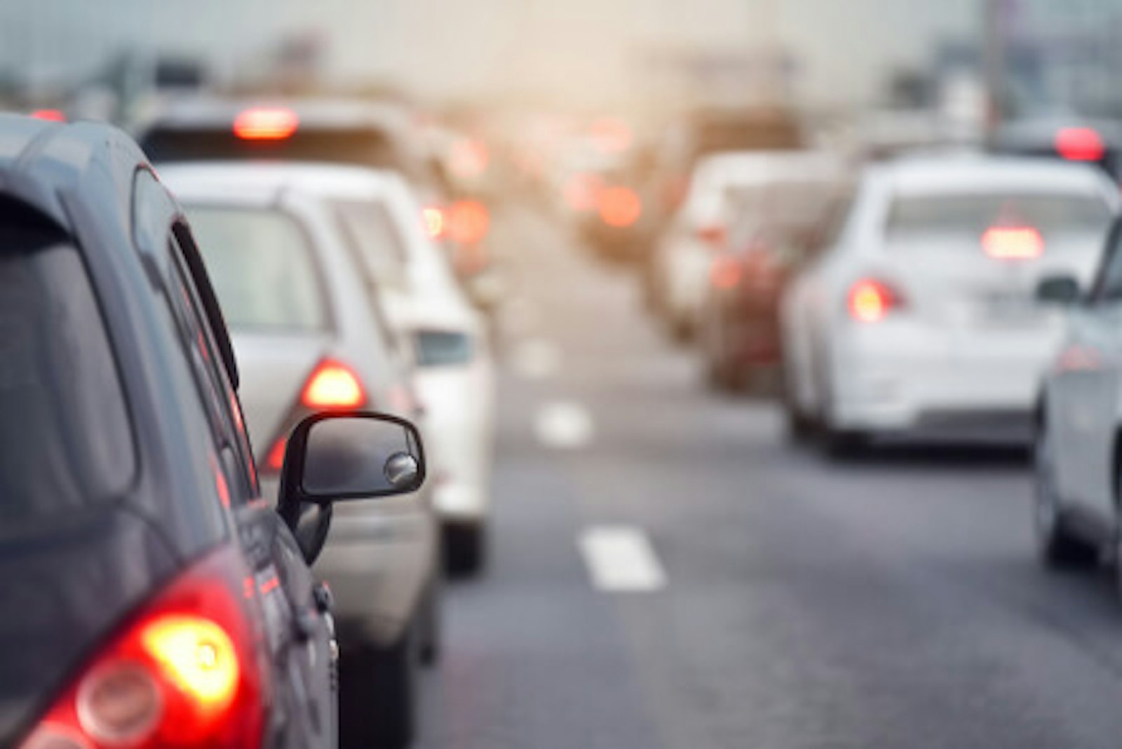 stau-pannenratgeber Autos, die auf zwei Fahrbahnen nebeneinander und hintereinander aufgereiht im Stau stehen.