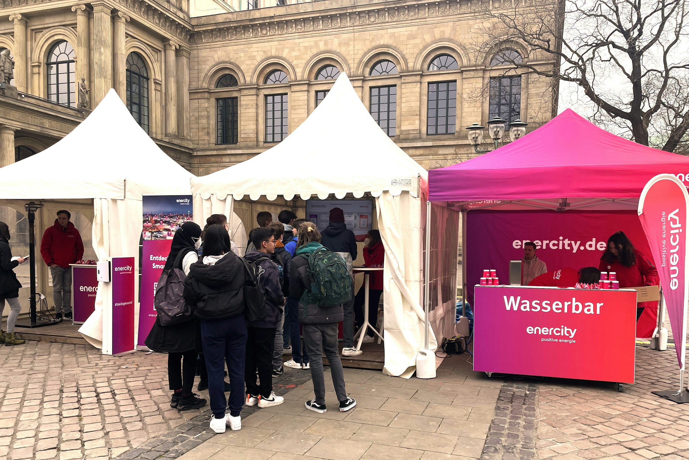 Enercity-Stand auf den Smart-City-Days Viele Besucher stehen am enercity-Stand auf den Smart-City-Days.