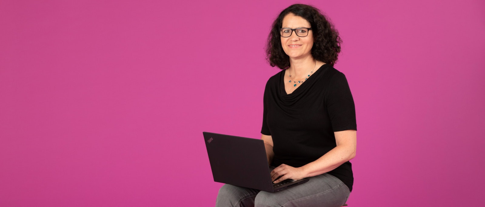 unsere-helden-header.jpg Dieses Bild zeigt Silvia Hoppe, die einen Laptop in der Hand hält.