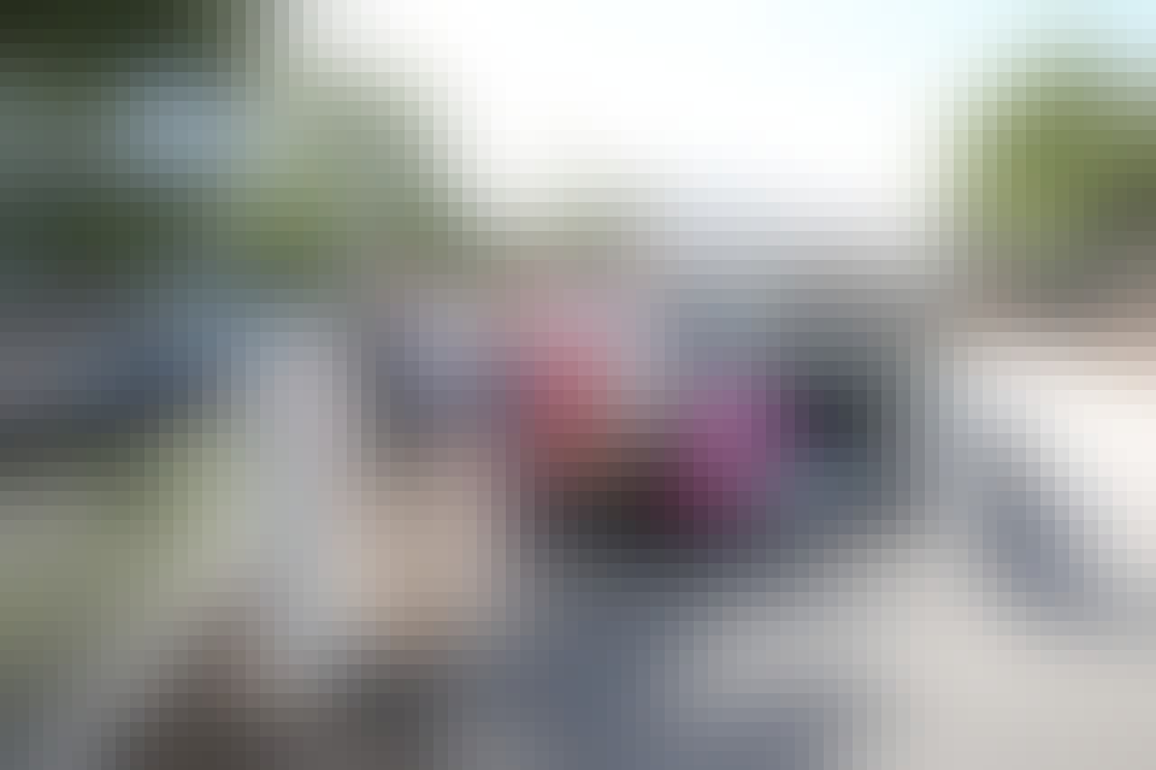 Das Bild zeigt drei Personen beim Laden eines E-Autos im Ladepark Listholze. 