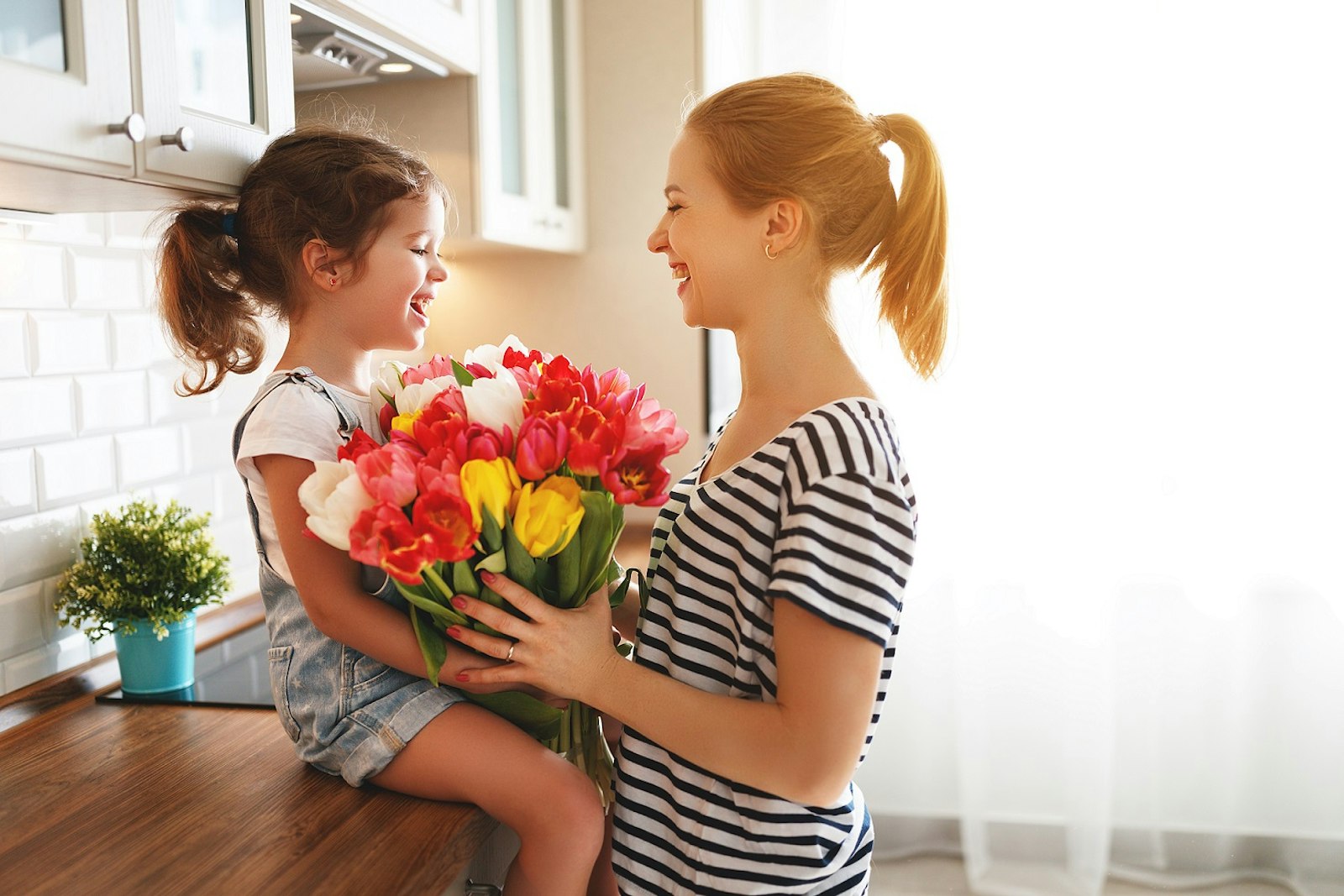 Mutter und Tochter mit Blumenstrauß Mutter und Tochter mit Blumenstrauß